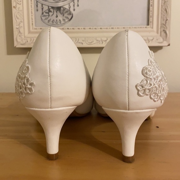 Ivory Lace Leather Low Heels, Size 9 (42) - Picture 8 of 12